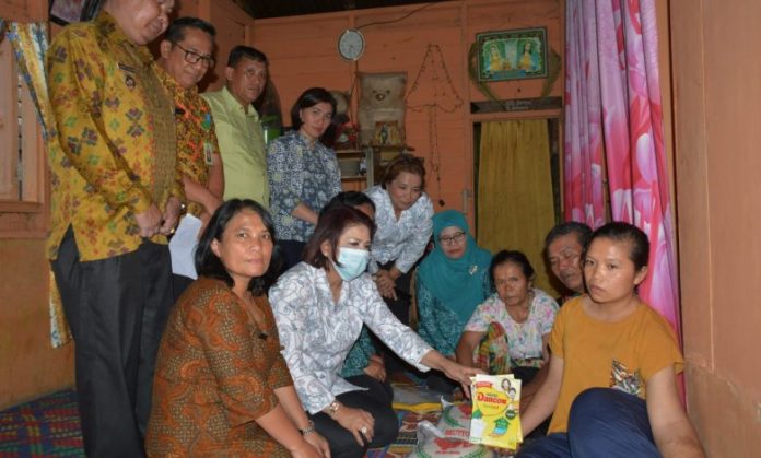 Ketua Yayasan Kanker Indonesia Cabang Dairi Serahkan Bantuan Untuk Warga Penderita Tumor Jinak di Desa Kaban Julu
