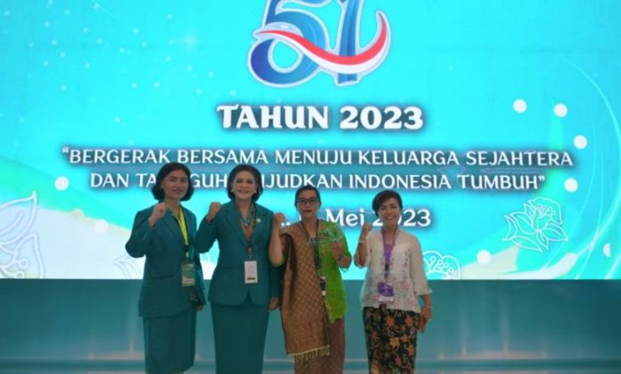 Hebat, Kader Posyandu Dairi Ratna Kudadiri Terima Penghargaan dari Ibu Negara Iriana Joko Widodo