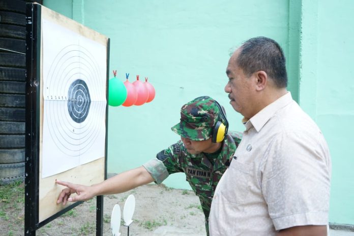 Wakil Bupati Asahan Ikuti latihan Menembak Di Makodim 0208/AS